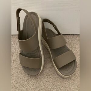 Crocs Brooklyn Low Wedge * Ankle Strap * Khaki/Bone Pre-loved 💚